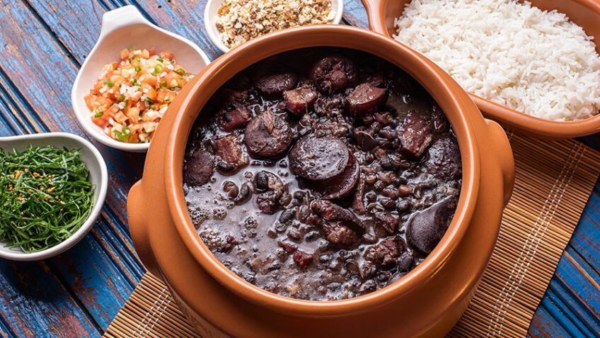 Feijoada no Caldeirão Industrial Inox: uma receita tradicional em grande escala